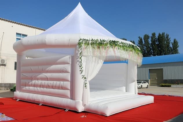 outdoor Inflatable Wedding Themed Bouncy Castle