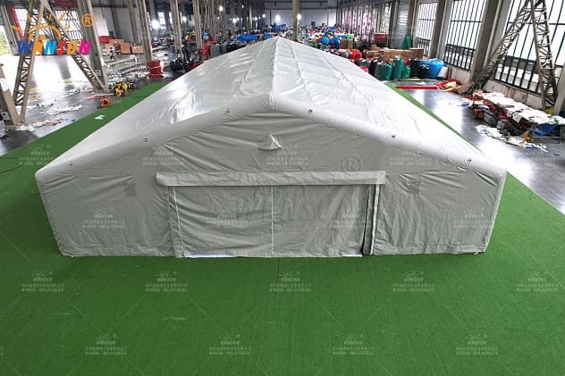 Large-scale inflatable emergency tent with sandwich Velcro and rope buckle fastening